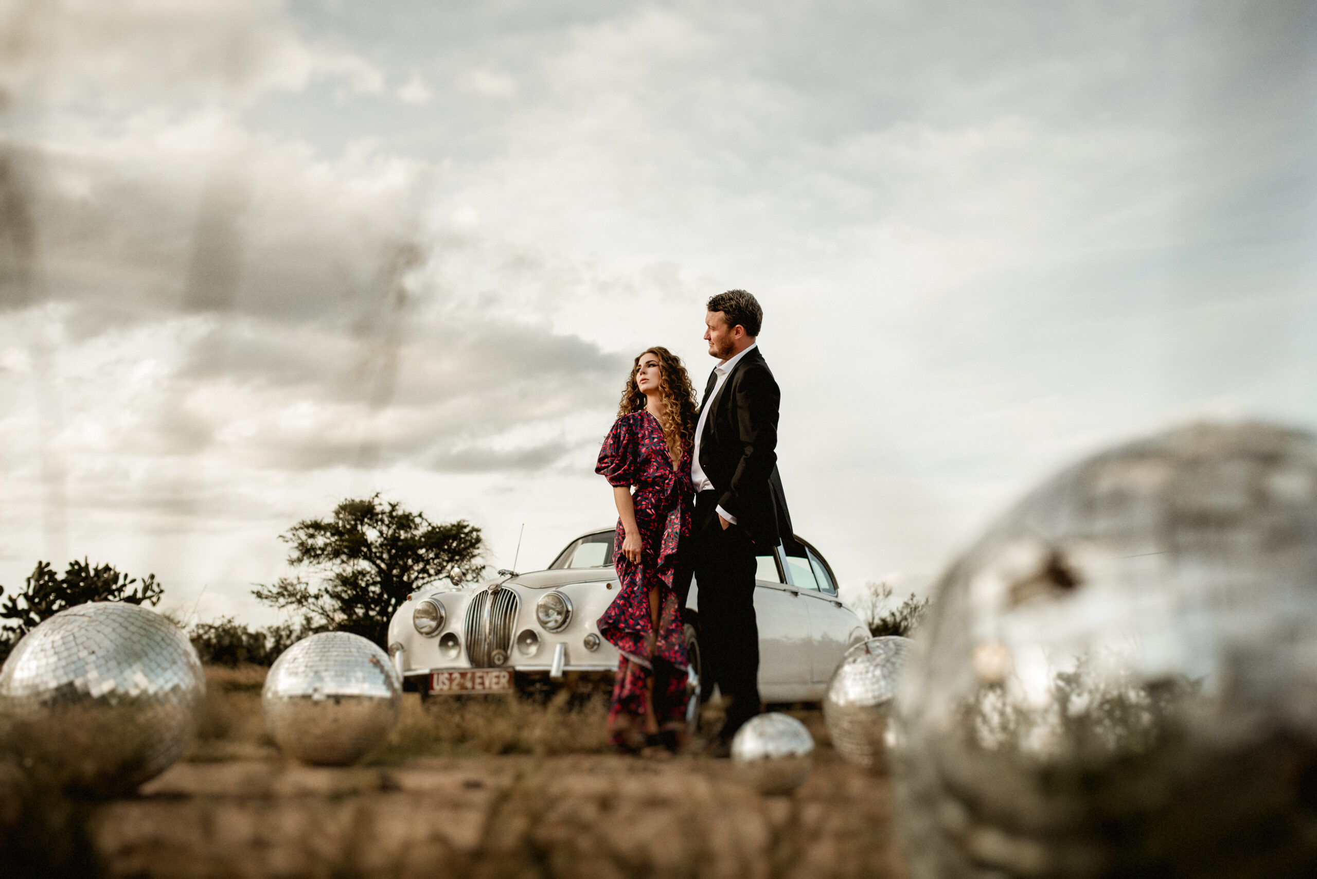 Disco-vintage engagement session in San Miguel de Allende